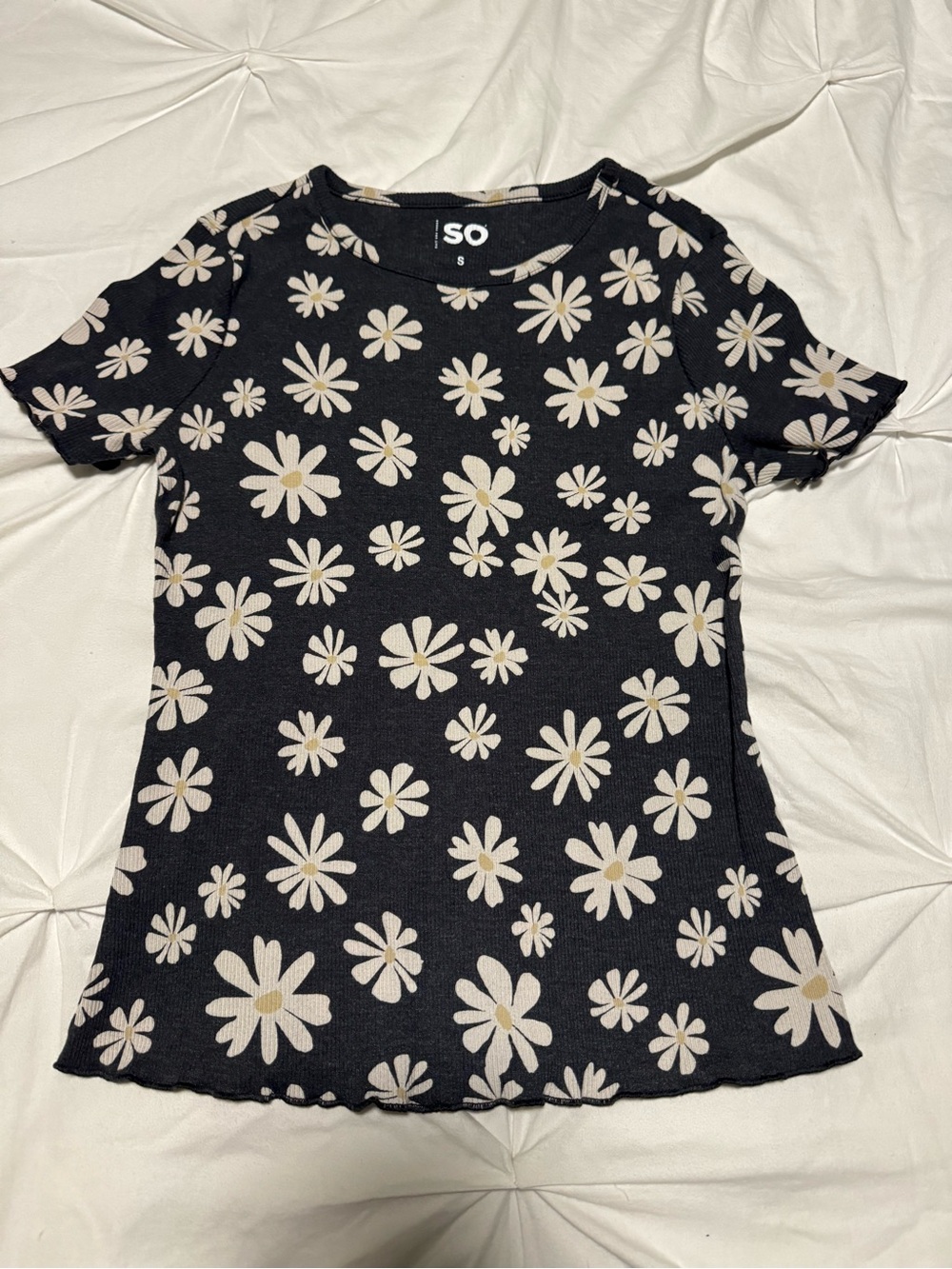 SO Black Floral Daisy Short Sleeve Top sz s